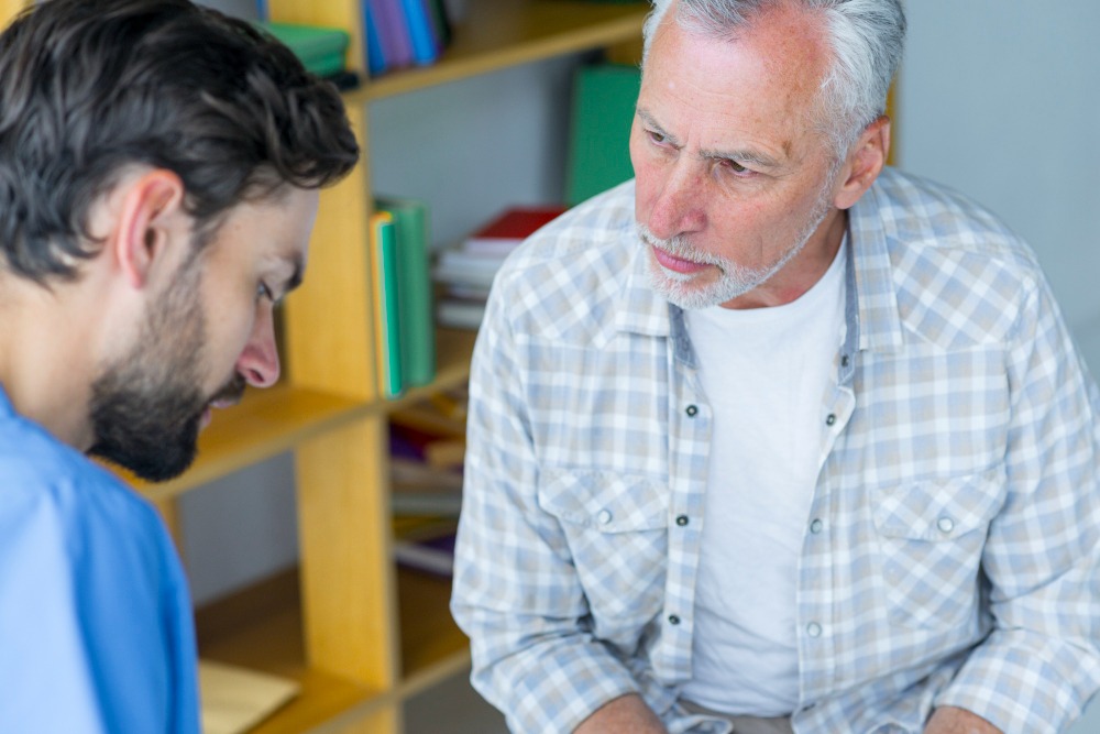 dos personas adultas hablando