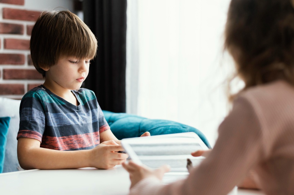 Niño con una psicologa