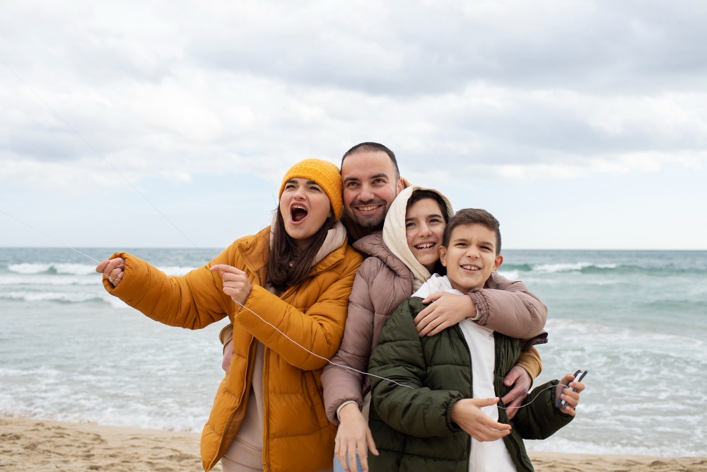 Familia jugando en la playa